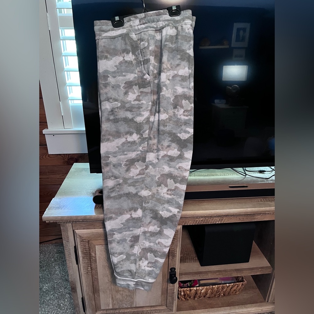 Sonoma 2x Gray & White Camo Jogger Pants (44” W x 58”H x 28”L) Generous fit.